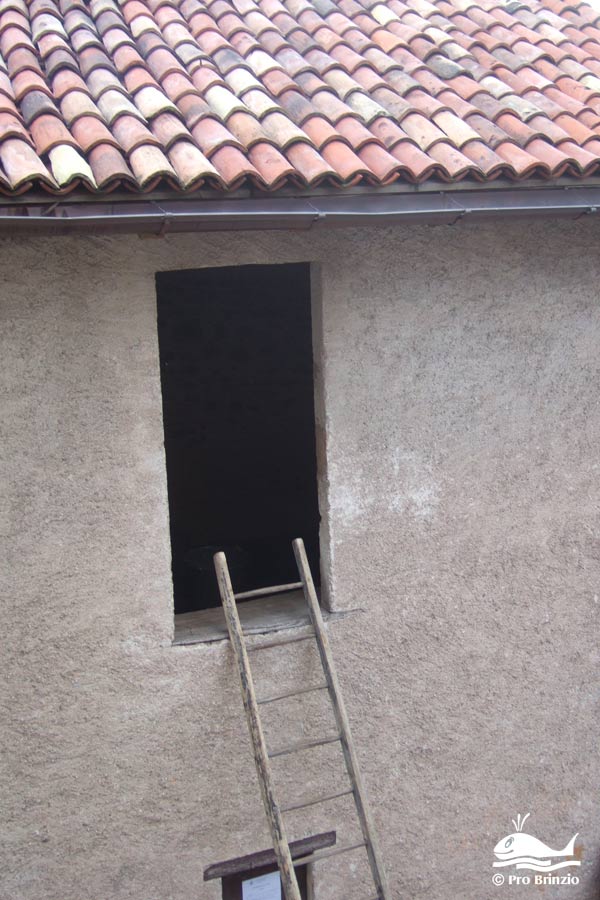 La vecchia scala a pioli per l'accesso al piano superiore della Grà La vecchia scala a pioli per l'accesso al piano superiore della Grà