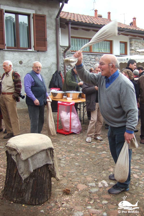 La battitura delle castagne La battitura delle castagne