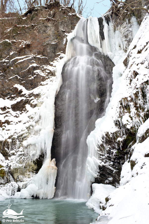 La cascata del Pesegh in inverno La cascata del Pesegh in inverno