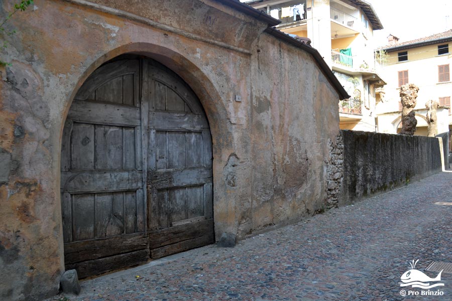 Curt de chi d'Anger, portone su Via Roma Curt de chi d'Anger, portone su Via Roma