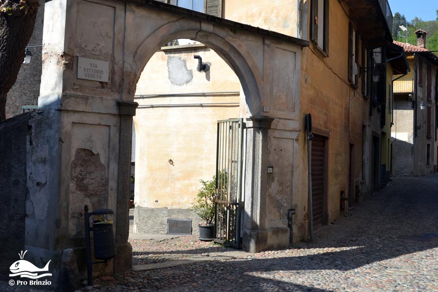 Curt de chi d'Anger, ingresso da Via Vittorio Veneto Curt de chi d'Anger, ingresso da Via Vittorio Veneto